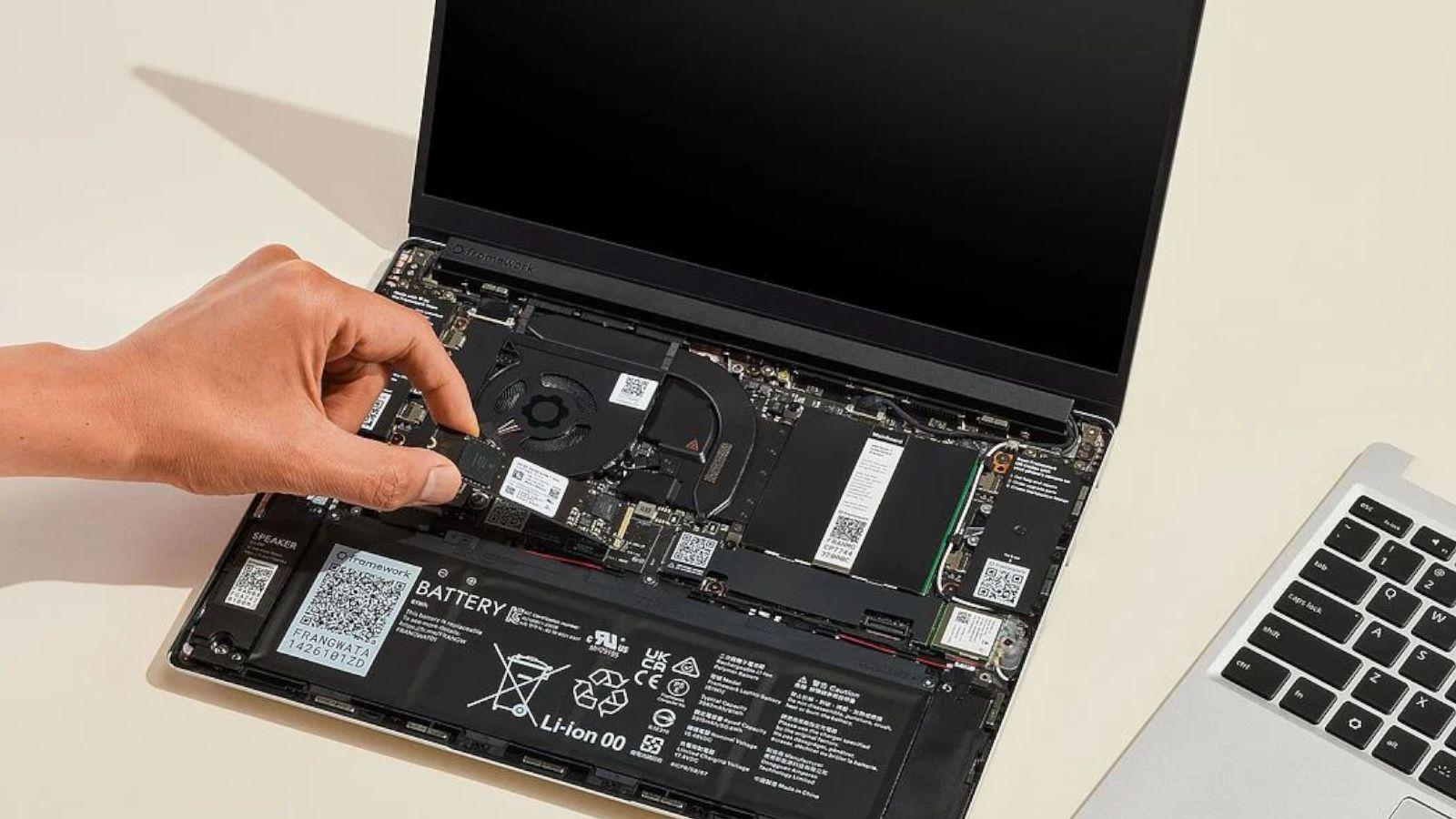 Subida de precio de la memoria DDR5 Detalle de memoria RAM DDR5 en portátil Framework