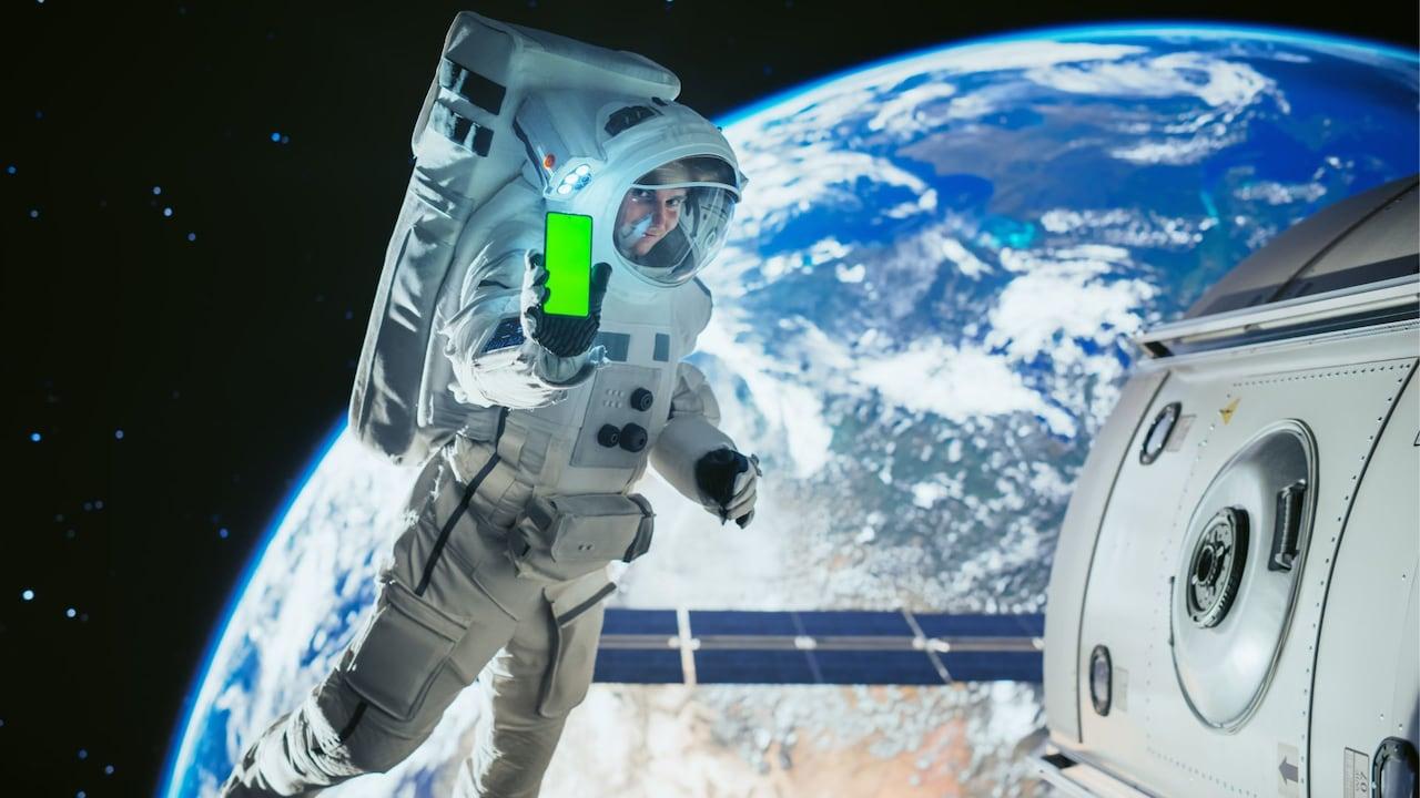 Astronautas usando smartphones en órbita Astronautas usando smartphones en órbita