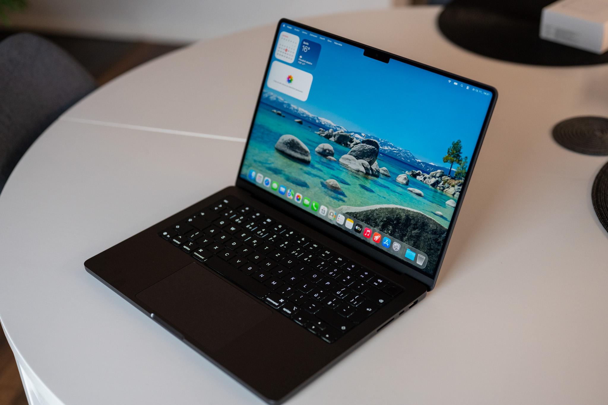 MacBook Pro M5 Pro y M5 Max sobre escritorio MacBook Pro M5 Pro y M5 Max sobre escritorio