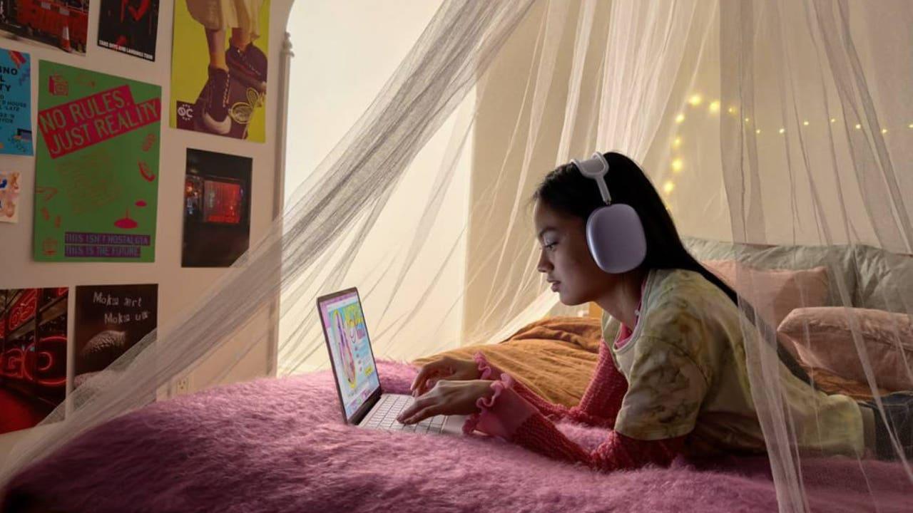 Pantalla del MacBook Neo Vista frontal del MacBook Neo abierto