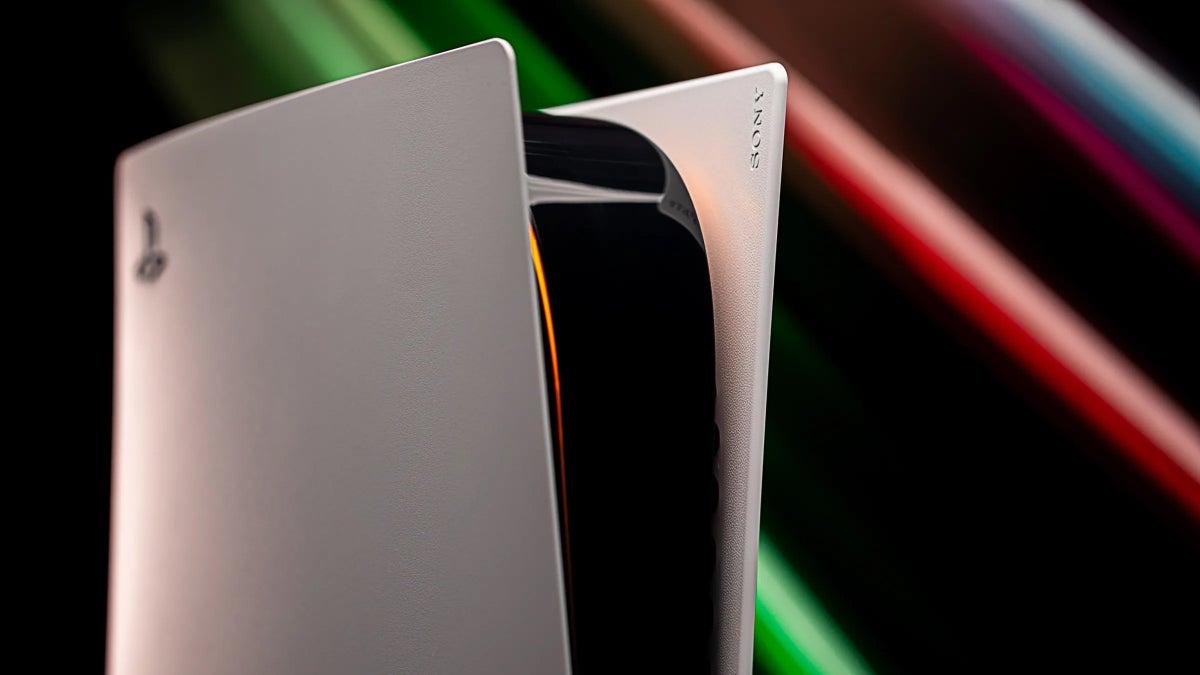 Nueva subida de precio de PS5 en Europa Consola PS5 encendida junto a televisor