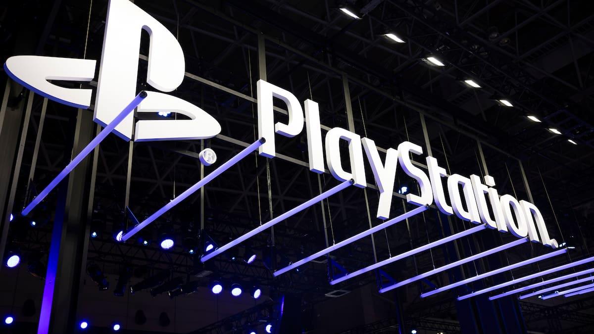 Estrategia de precios de Sony PlayStation Jugador usando mando de PlayStation frente a televisor