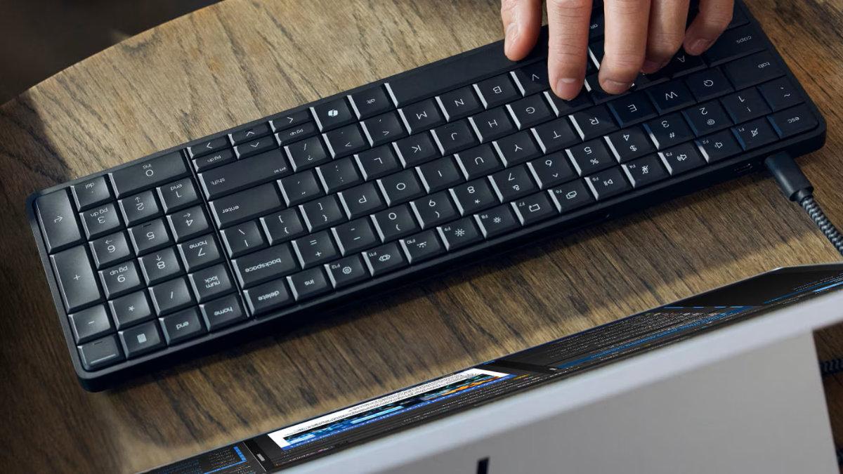 Puesto de trabajo minimalista con PC en teclado Puesto de trabajo minimalista con PC en teclado