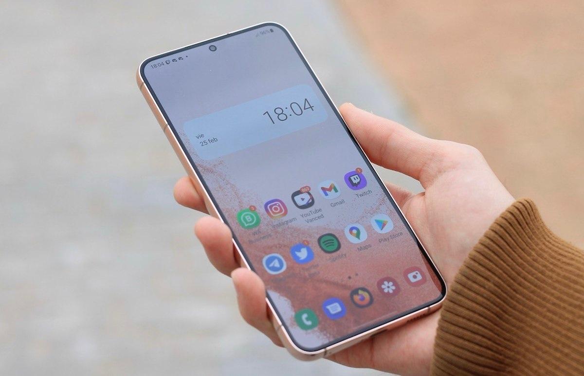 Motivos por los que se calienta el móvil telefono sobrecalentado en la mano