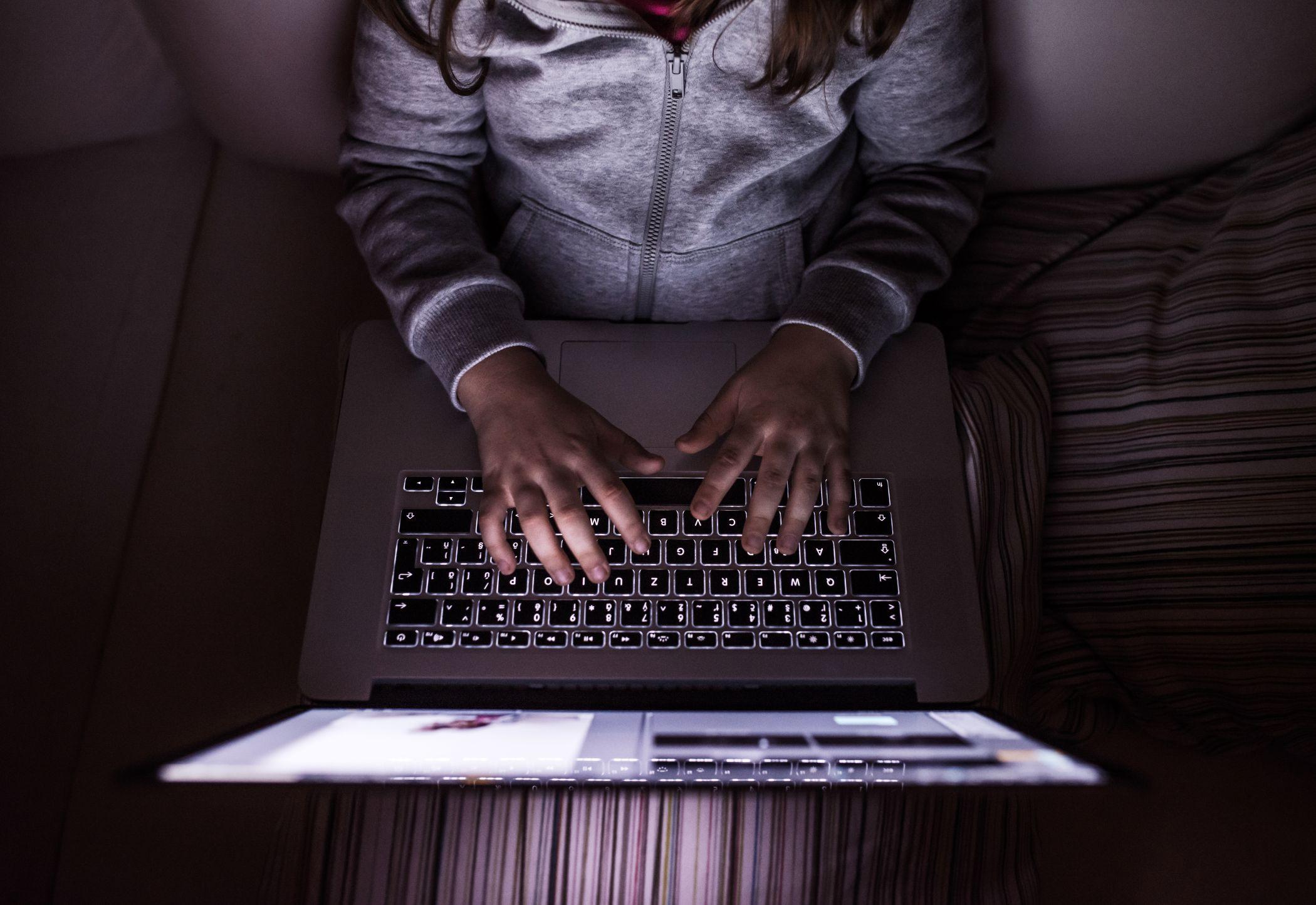 Seguridad digital infantil Niños navegando por internet