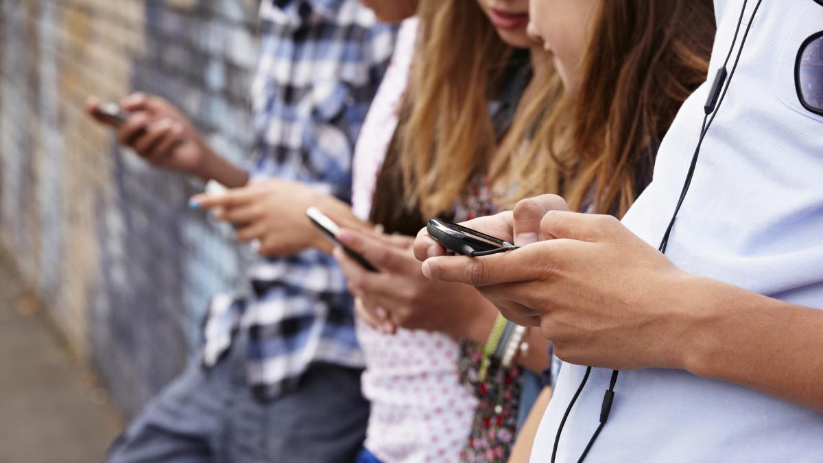 Riesgos de las redes sociales Adolescente con smartphone