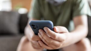 Uso de redes sociales y tecnología en menores
