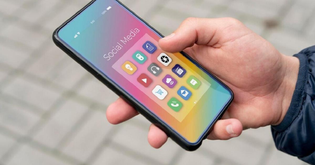 Seguridad activa en dispositivos móviles Usuario revisando las notificaciones de su teléfono