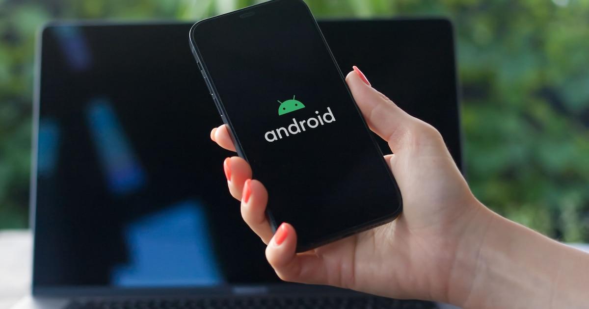 Fecha de caducidad software Android Móvil Android con pantalla de actualizaciones