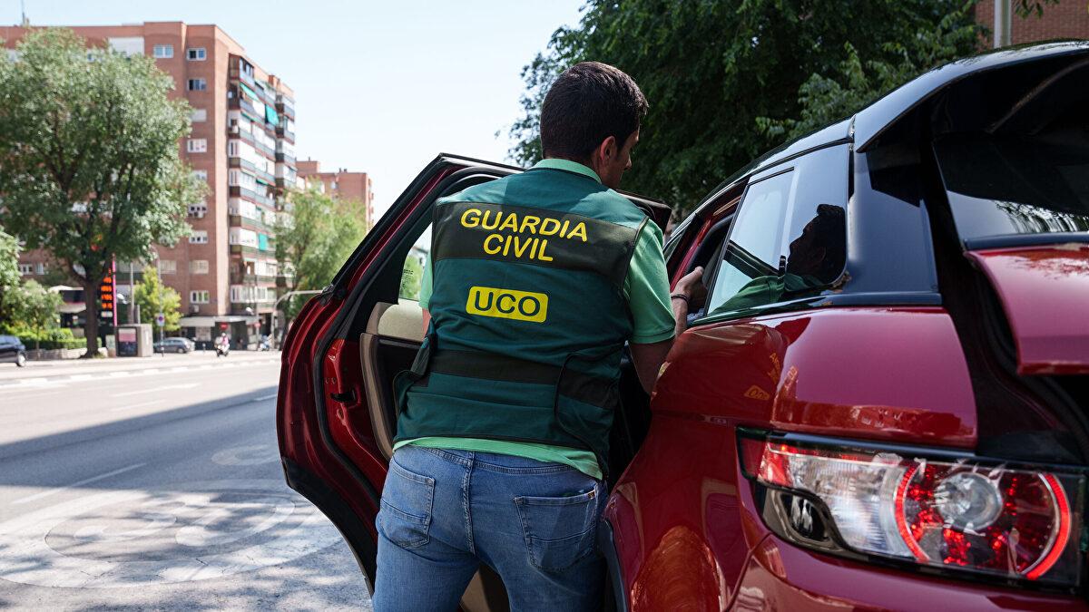Colapso digital en la administración pública Agentes trabajando sin sistemas informáticos