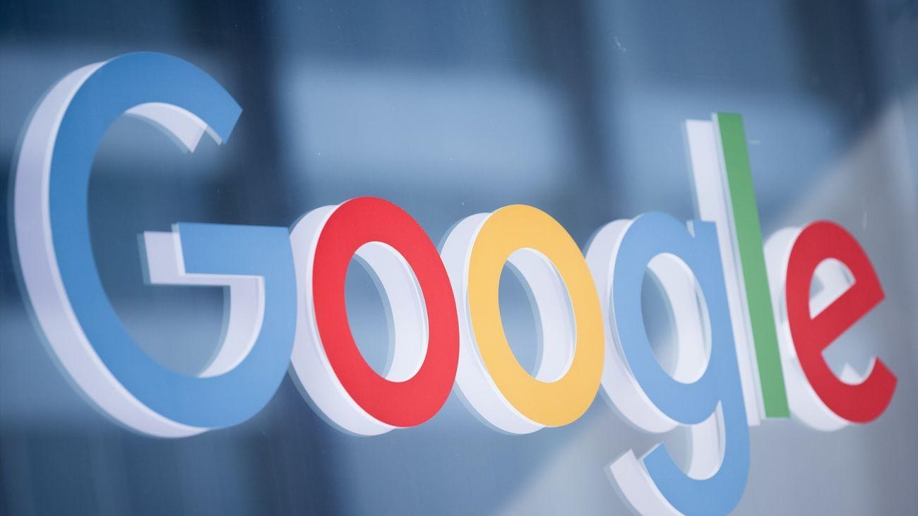 Google Europa multa Sede de Google y bandera europea