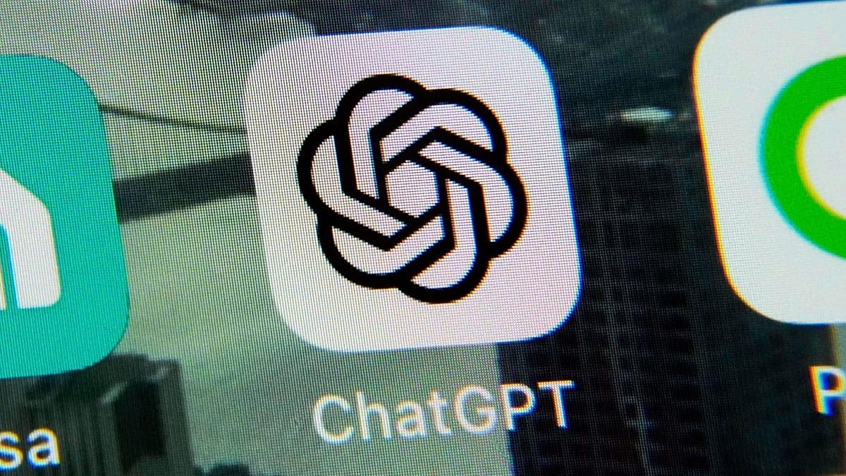 ChatGPT para adolescentes con seguridad Adolescente con móvil y ChatGPT