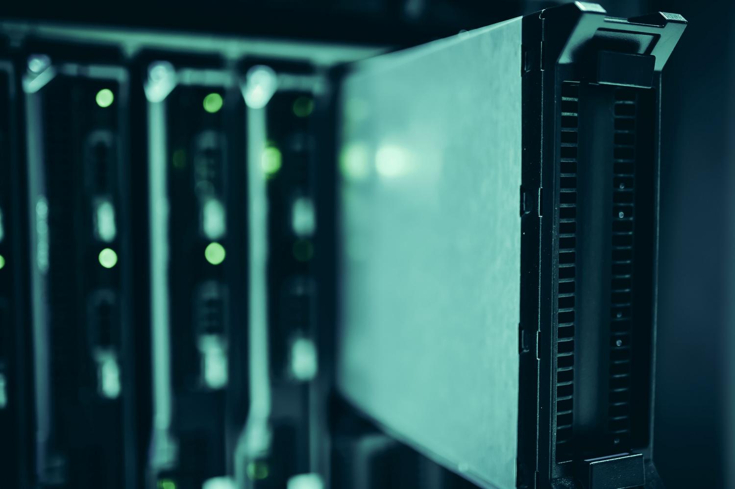Primer plano de racks de servidores en un data center, representando el control físico de los datos críticos y la infraestructura tecnológica soberana. Primer plano de racks de servidores en un data center, representando el control físico de los datos críticos y la infraestructura tecnológica soberana.