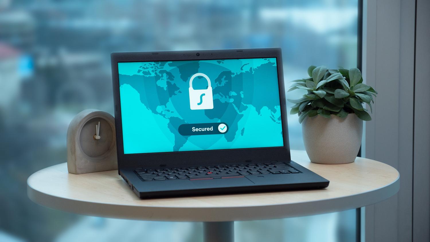 Portátil con un icono de candado de seguridad y un mapa mundial de fondo, simbolizando la ciberseguridad y la soberanía digital a nivel global. Portátil con un icono de candado de seguridad y un mapa mundial de fondo, simbolizando la ciberseguridad y la soberanía digital a nivel global.