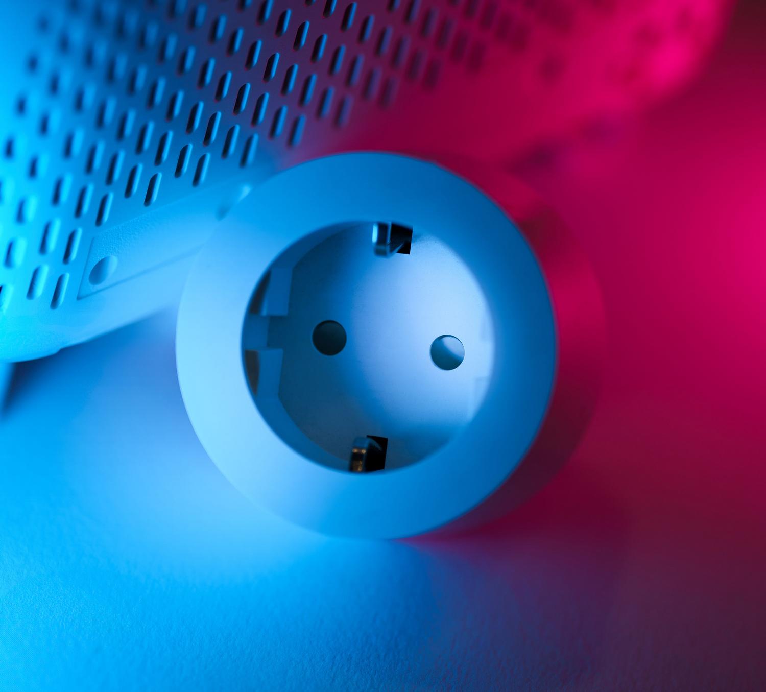 Enchufe inteligente conectado a una red doméstica, ilustrando la capacidad del WiFi 7 para gestionar múltiples dispositivos IoT Enchufe inteligente conectado a una red doméstica, ilustrando la capacidad del WiFi 7 para gestionar múltiples dispositivos IoT