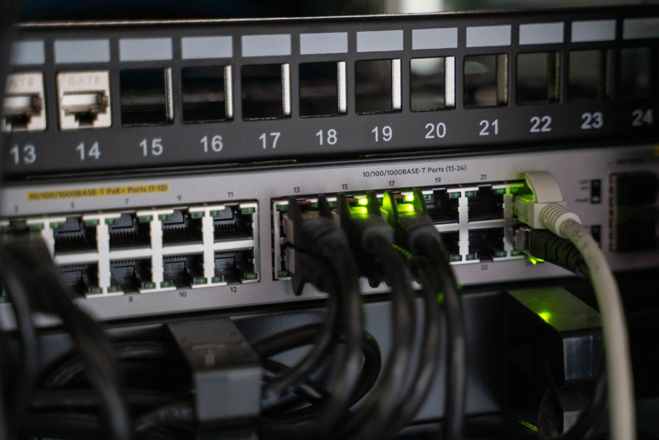 Detalle de cables Ethernet conectados a un equipo de red profesional, representando la instalación de puntos de acceso para una conexión estable y sin pérdidas. Detalle de cables Ethernet conectados a un equipo de red profesional, representando la instalación de puntos de acceso para una conexión estable y sin pérdidas.
