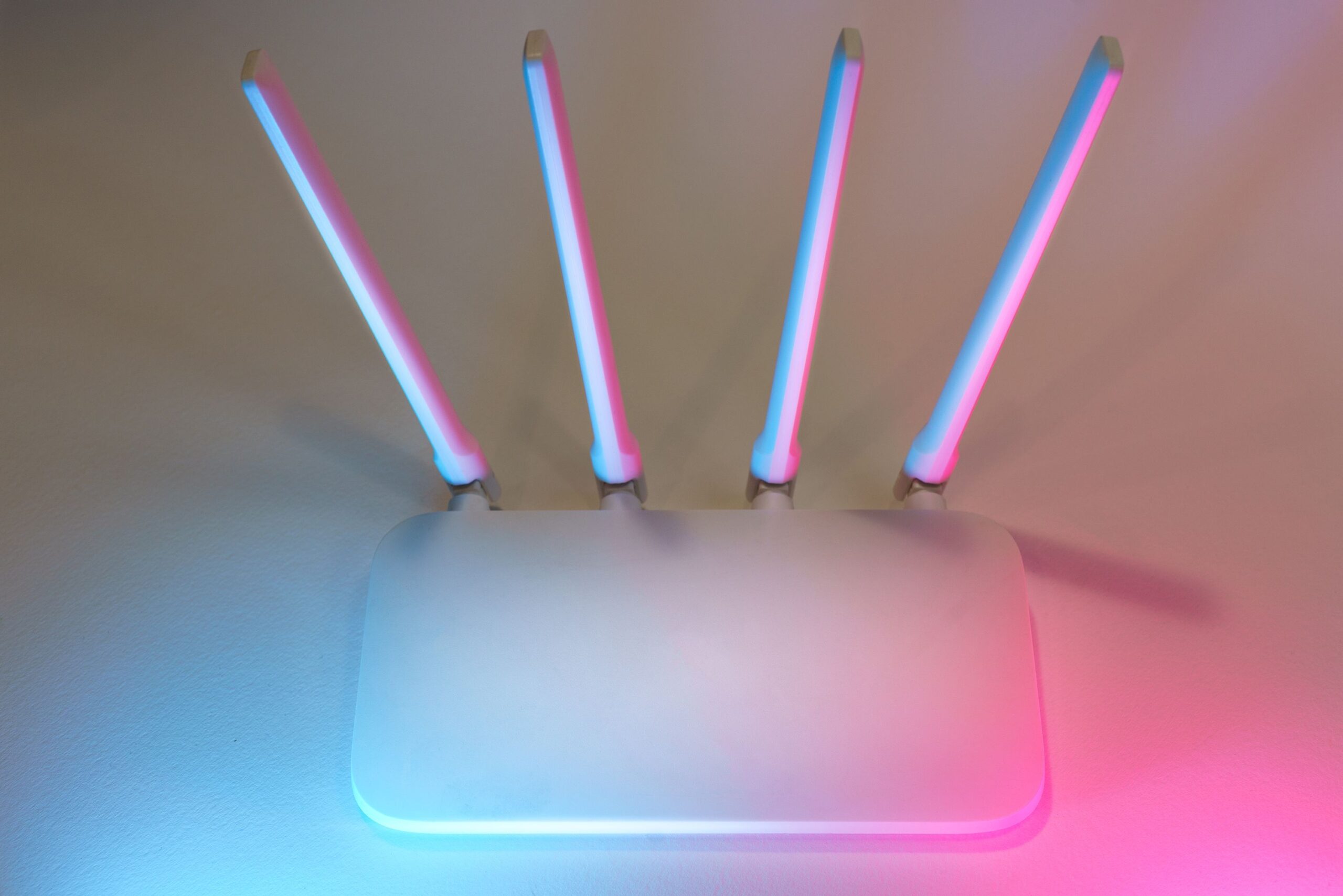 Router inalámbrico moderno y potente con cuatro antenas y luces LED, ideal para maximizar la cobertura de señal en toda la casa. Router inalámbrico moderno y potente con cuatro antenas y luces LED, ideal para maximizar la cobertura de señal en toda la casa.