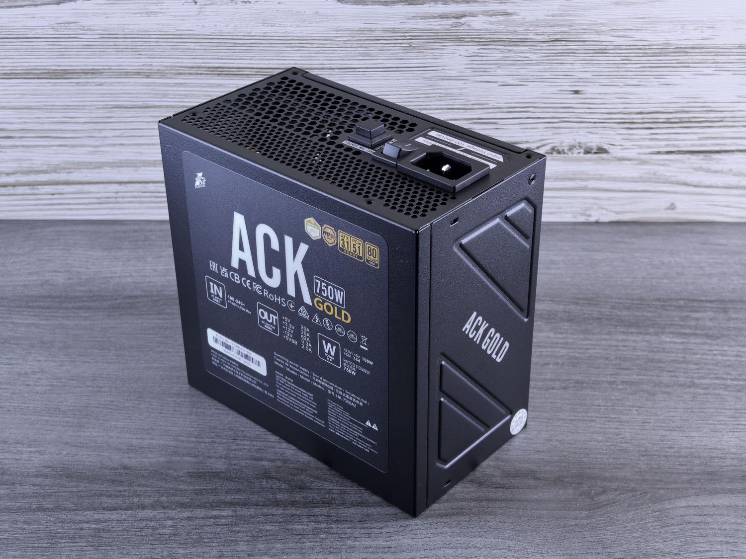 Fuente de alimentación de PC con certificación Gold para un consumo energético eficiente Fuente de alimentación de PC con certificación Gold para un consumo energético eficiente