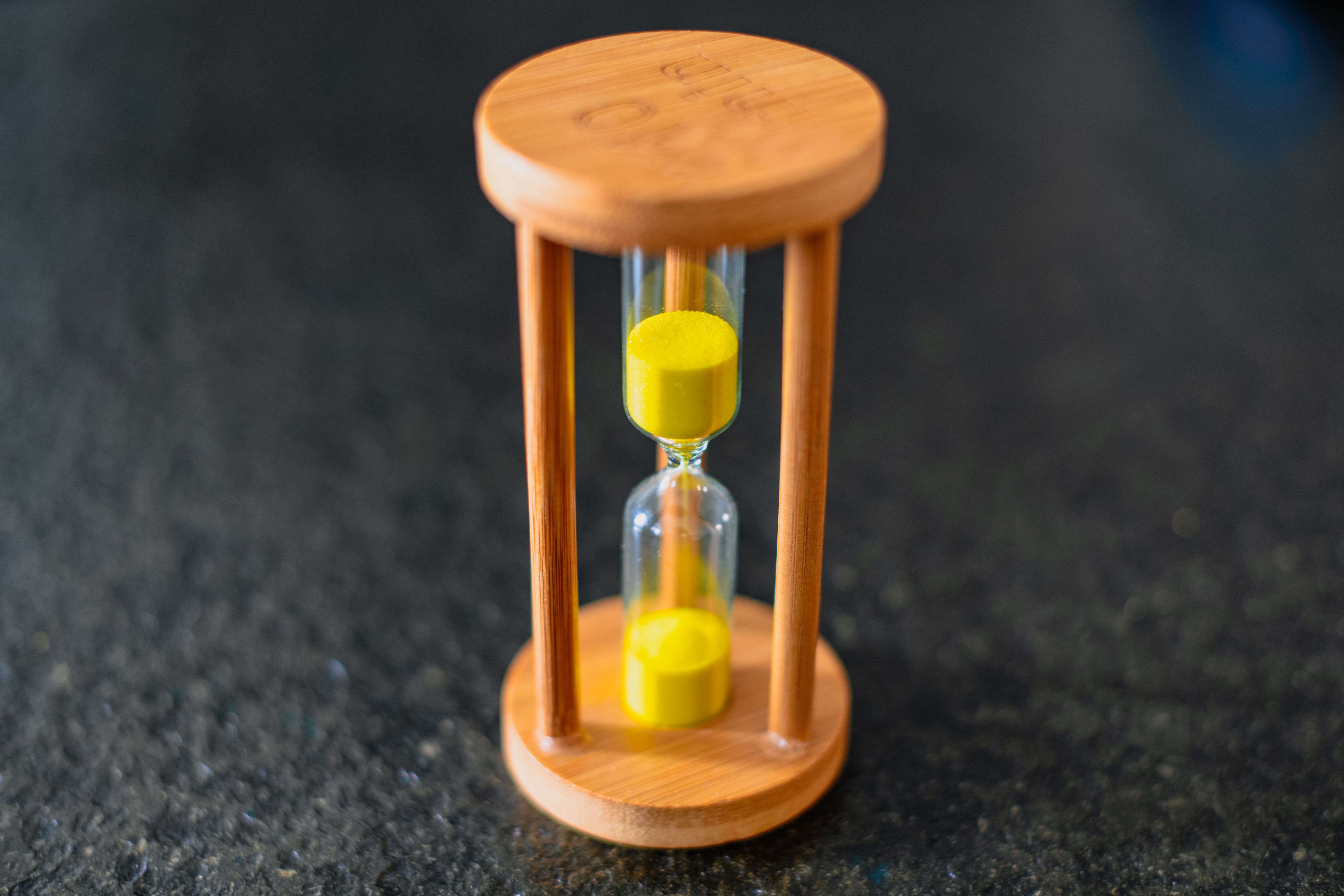 Reloj de arena con arena cayendo, metáfora visual del tiempo limitado en las licencias de Trialware y Shareware. Reloj de arena con arena cayendo, metáfora visual del tiempo limitado en las licencias de Trialware y Shareware.