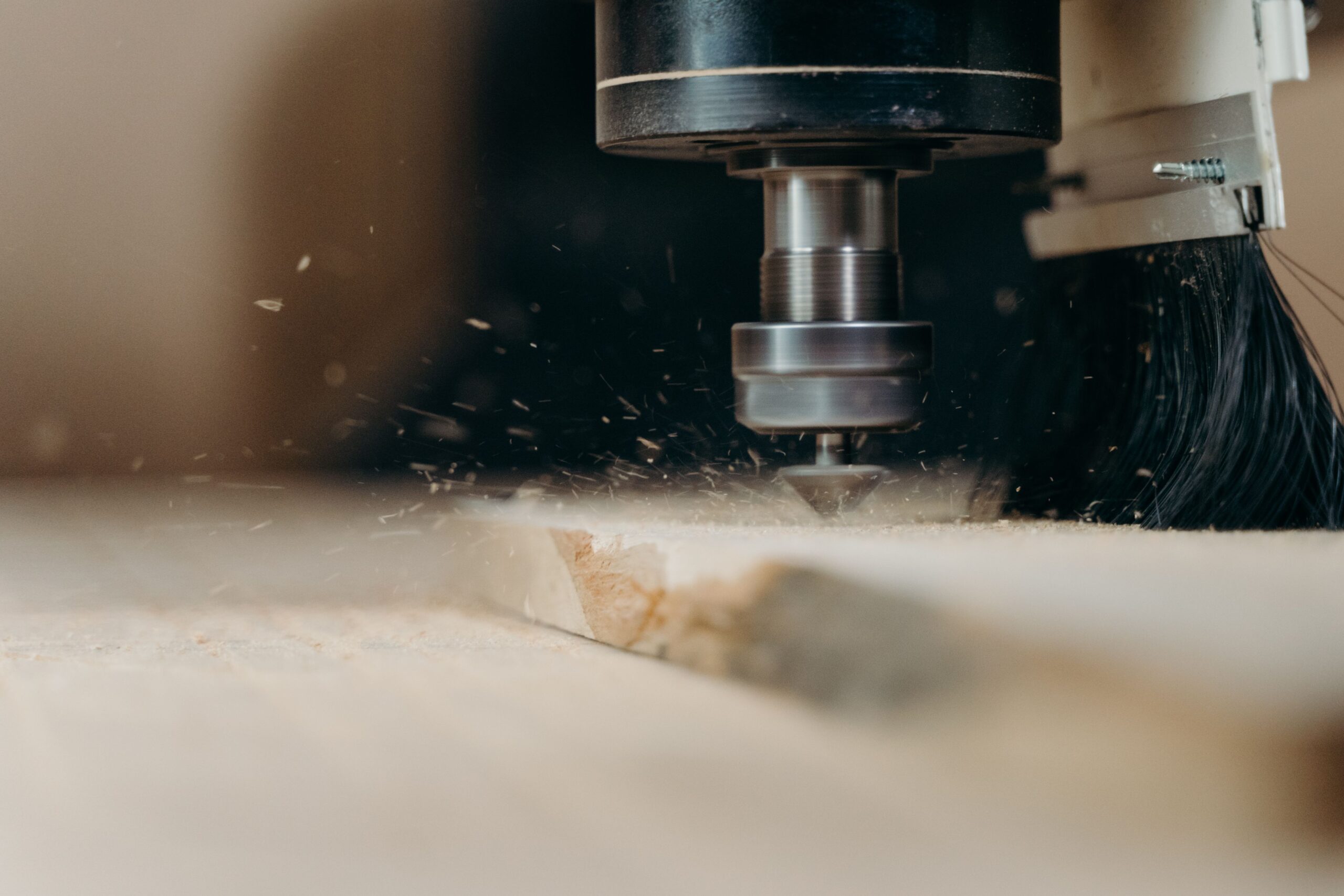 Máquina router CNC en acción realizando un corte preciso en una pieza de madera. Máquina router CNC en acción realizando un corte preciso en una pieza de madera.