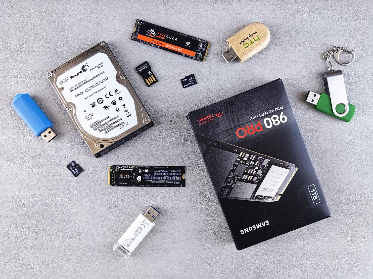 Diferentes dispositivos de almacenamiento de datos, como SSD y discos duros, para comparar la gestión del búfer. Diferentes dispositivos de almacenamiento de datos, como SSD y discos duros, para comparar la gestión del búfer.