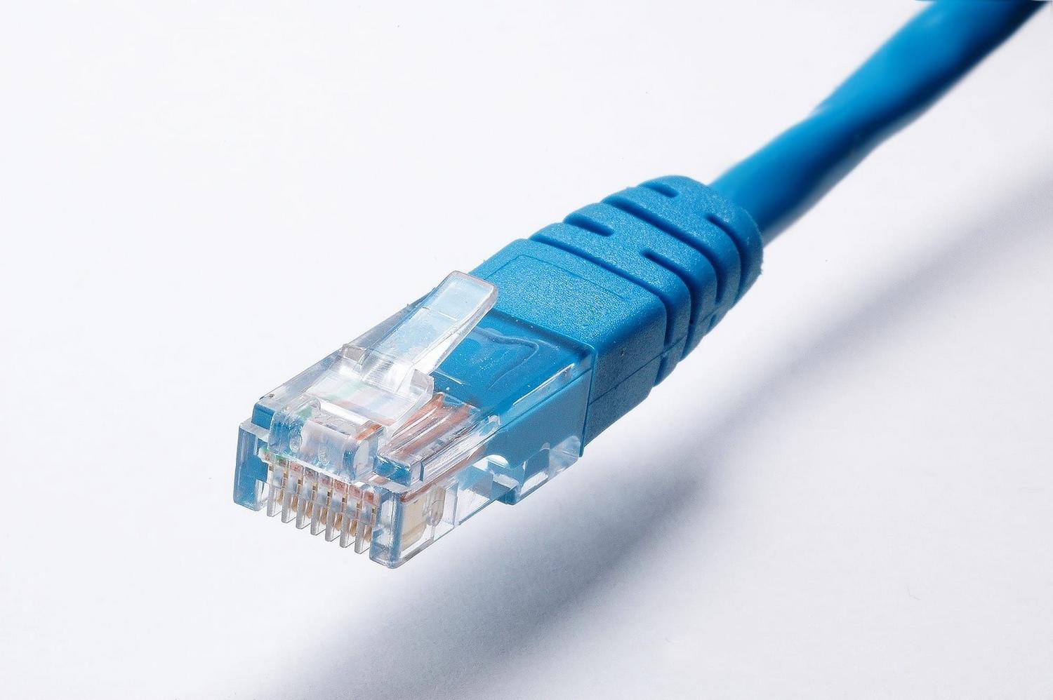 Conector de cable Ethernet azul sobre fondo blanco, representando la solución para una conexión estable. Conector de cable Ethernet azul sobre fondo blanco, representando la solución para una conexión estable.