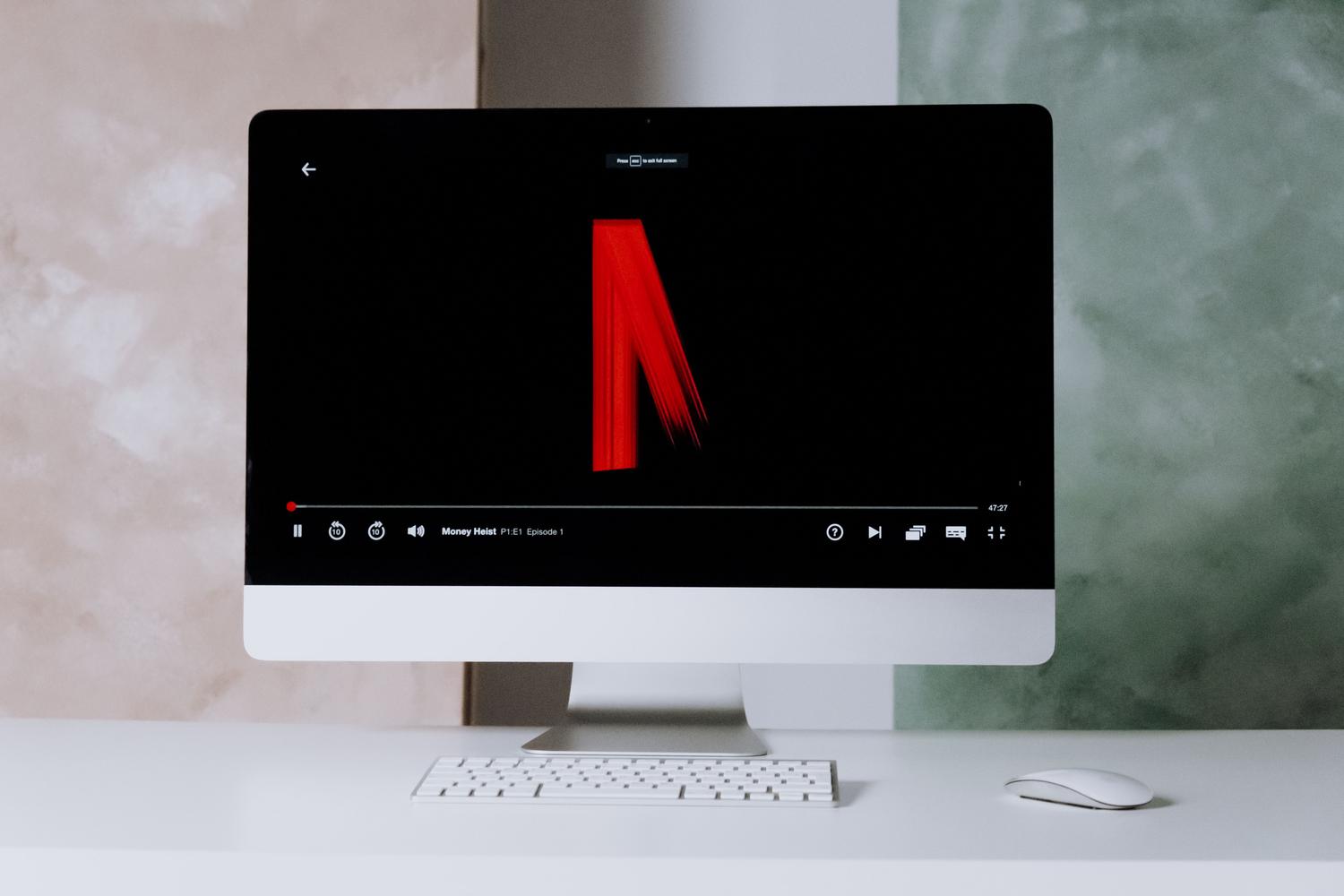 Configuración de escritorio moderna con contenido de streaming en el monitor. Configuración de escritorio moderna con contenido de streaming en el monitor.