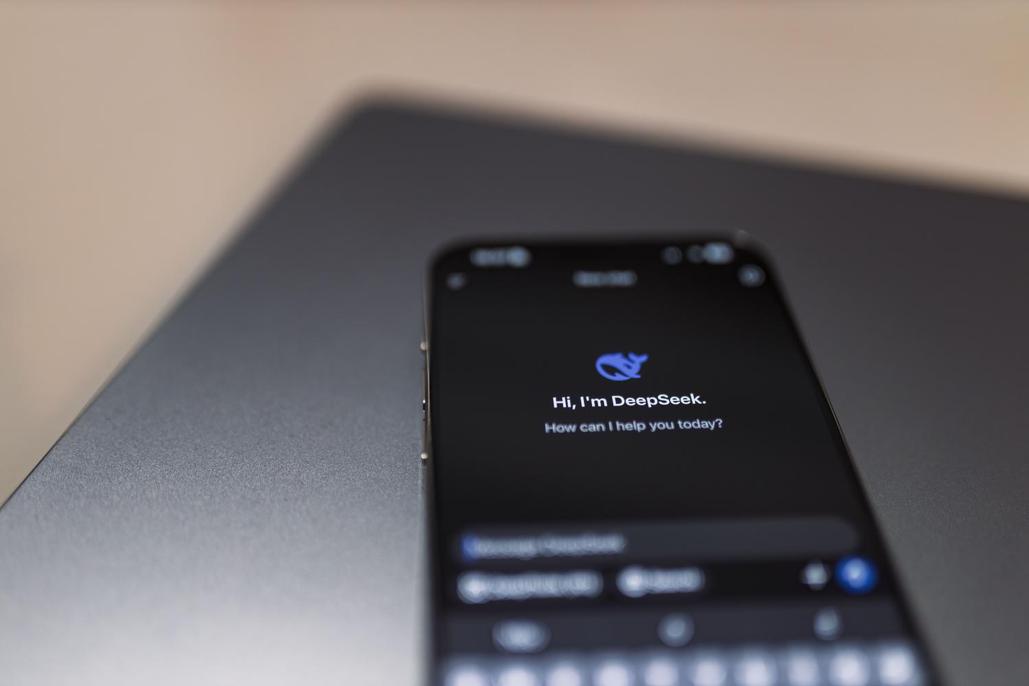 Interfaz de asistente de inteligencia artificial en un smartphone sobre un portátil Interfaz de asistente de inteligencia artificial en un smartphone sobre un portátil