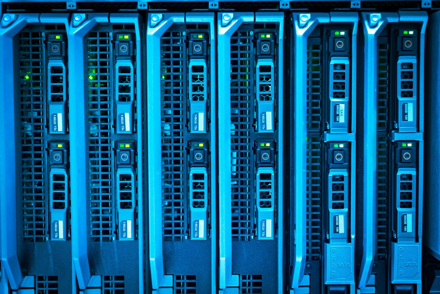 Racks de servidores iluminados con luces azules, simbolizando la nube y la infraestructura digital moderna. Racks de servidores iluminados con luces azules, simbolizando la nube y la infraestructura digital moderna.