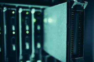 Primer plano de racks de servidores en un centro de datos moderno, representando la infraestructura física de los servidores VPS.