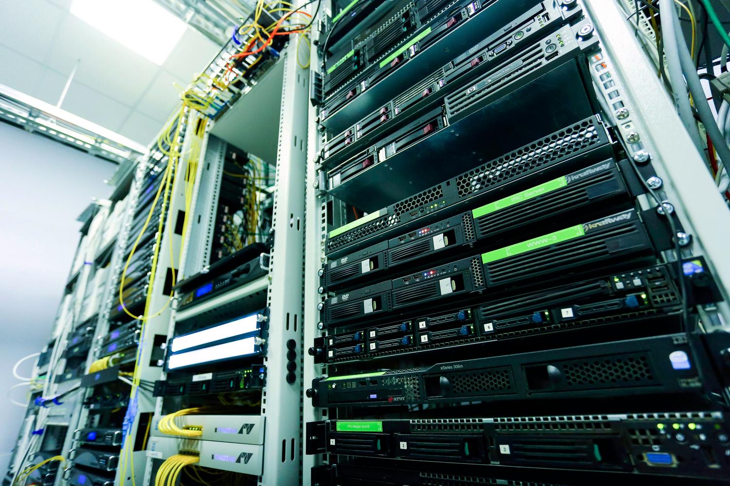 Detalle técnico de cableado y hardware en un rack de servidores, ideal para secciones sobre rendimiento e infraestructura. Detalle técnico de cableado y hardware en un rack de servidores, ideal para secciones sobre rendimiento e infraestructura.