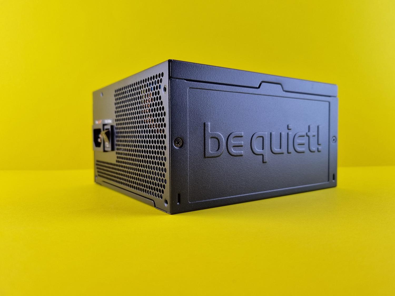 Fuente de alimentación be quiet! de diseño minimalista y robusto, priorizando la ingeniería y el silencio sobre la estética. Fuente de alimentación be quiet! de diseño minimalista y robusto, priorizando la ingeniería y el silencio sobre la estética.