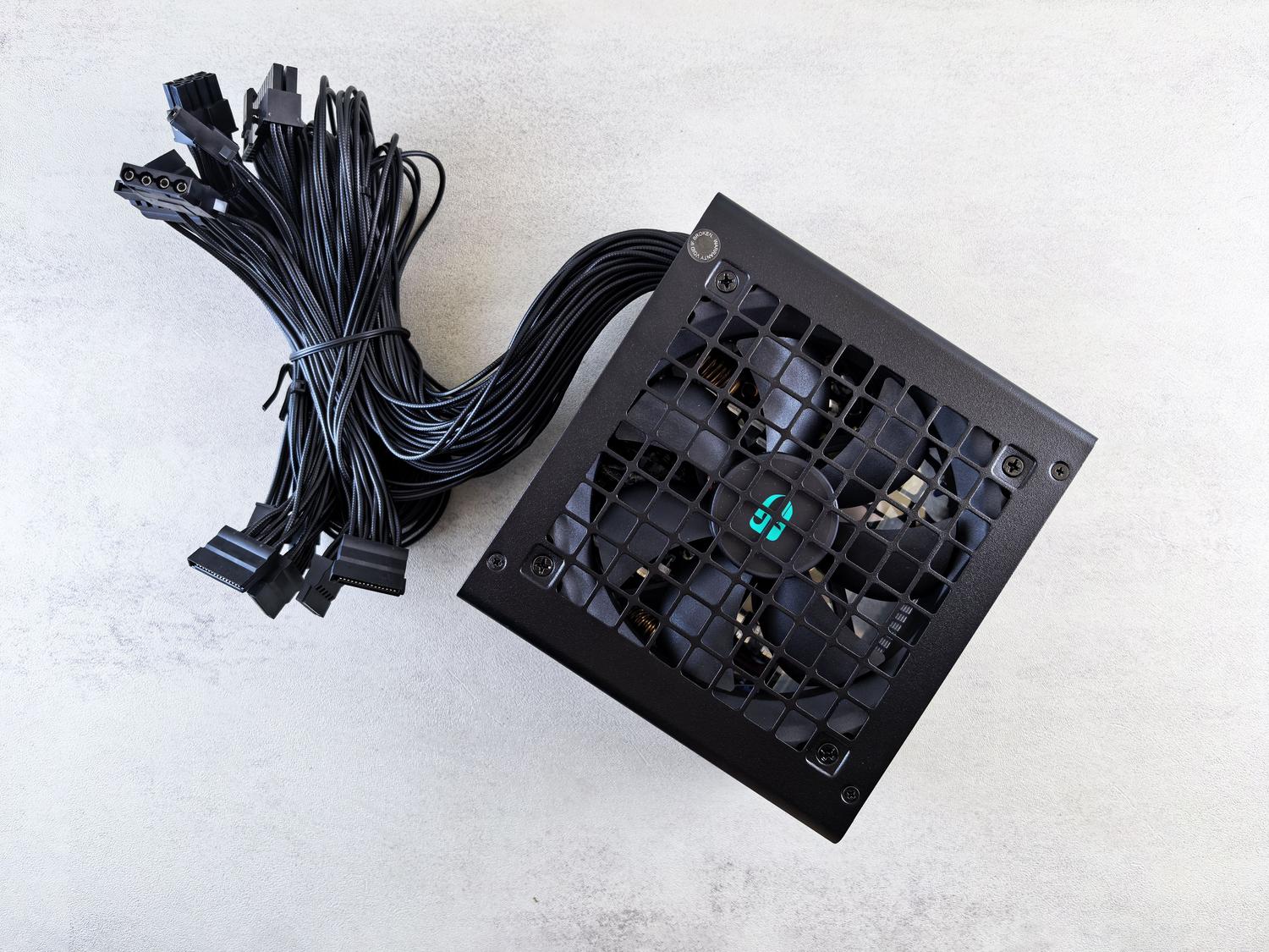 Detalle de una fuente de alimentación modular con sus cables independientes, facilitando la gestión del flujo de aire en la caja. Detalle de una fuente de alimentación modular con sus cables independientes, facilitando la gestión del flujo de aire en la caja.