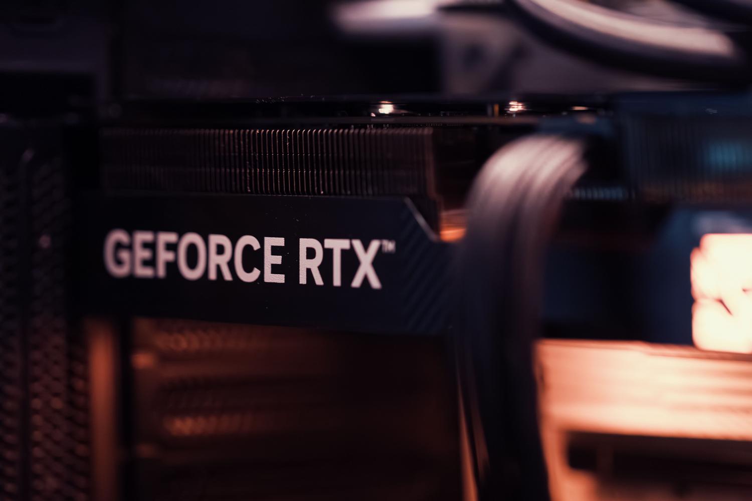 Primer plano de una tarjeta gráfica NVIDIA GeForce RTX, componente de alto consumo que requiere una fuente de alimentación de alta calidad. Primer plano de una tarjeta gráfica NVIDIA GeForce RTX, componente de alto consumo que requiere una fuente de alimentación de alta calidad.