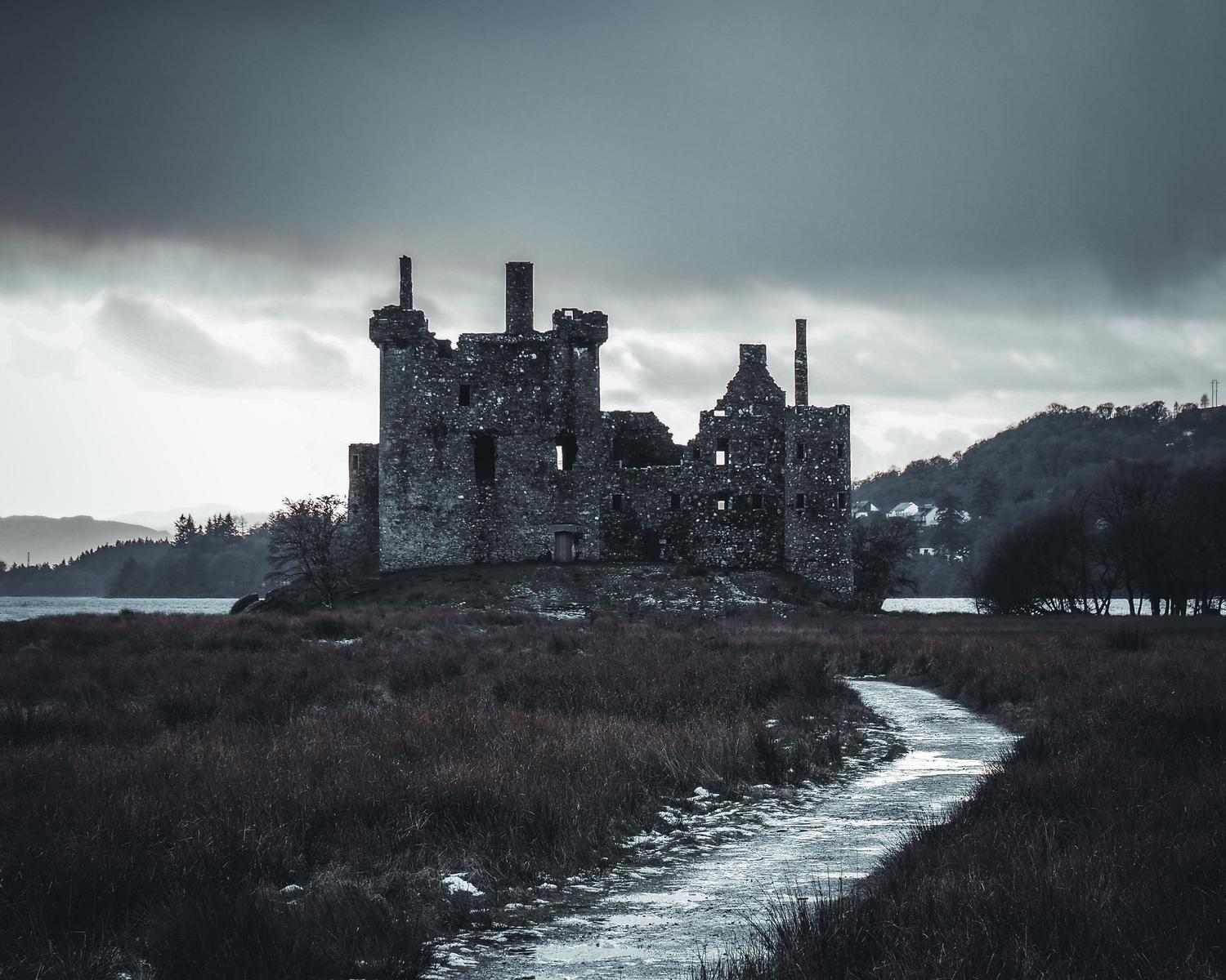 Castillo medieval bajo un cielo tormentoso y oscuro, representando el tono dramático y gótico de la historia de Sofía. Castillo medieval bajo un cielo tormentoso y oscuro, representando el tono dramático y gótico de la historia de Sofía.