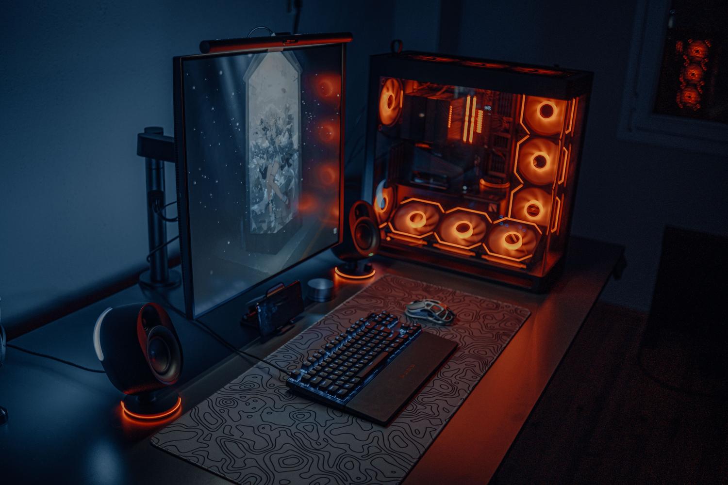 Moderno setup de PC gaming con iluminación RGB, monitor y torre de alto rendimiento para jugar a Resonance: A Plague Tale Legacy. Moderno setup de PC gaming con iluminación RGB, monitor y torre de alto rendimiento para jugar a Resonance: A Plague Tale Legacy.