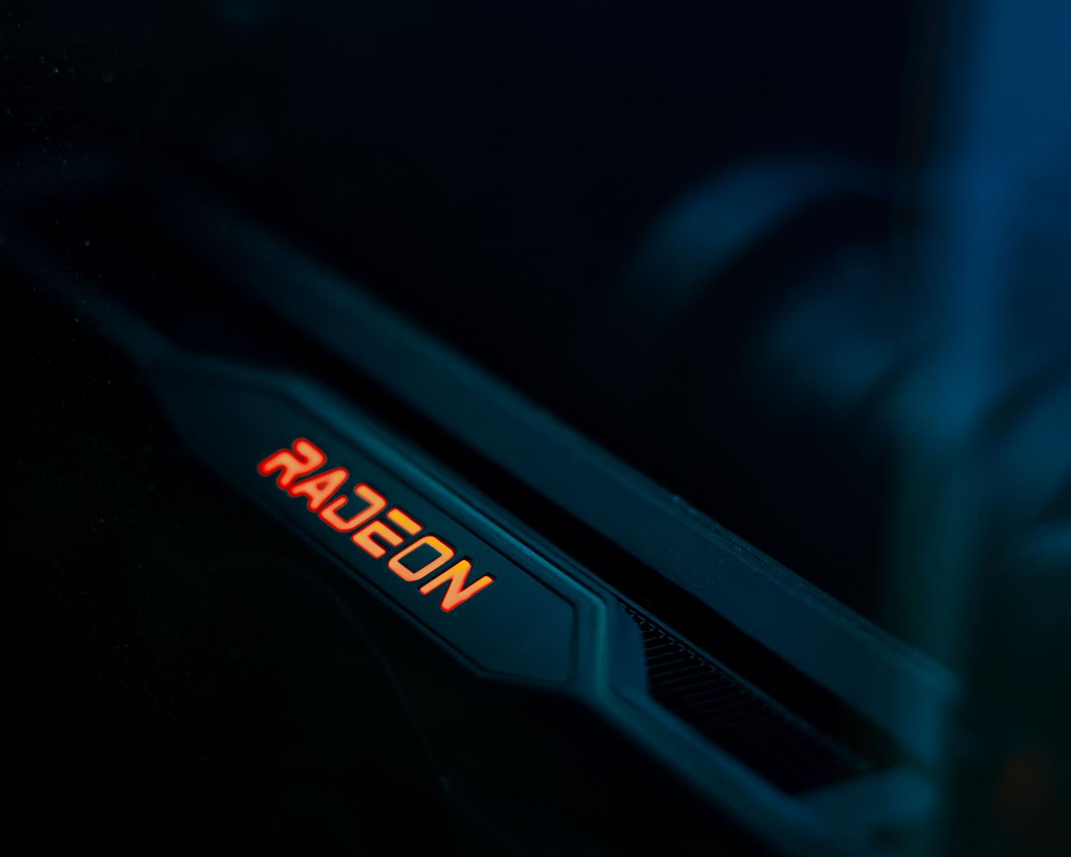 Tarjeta gráfica AMD Radeon iluminada, destacando el hardware compatible con la tecnología de reescalado FSR. Tarjeta gráfica AMD Radeon iluminada, destacando el hardware compatible con la tecnología de reescalado FSR.
