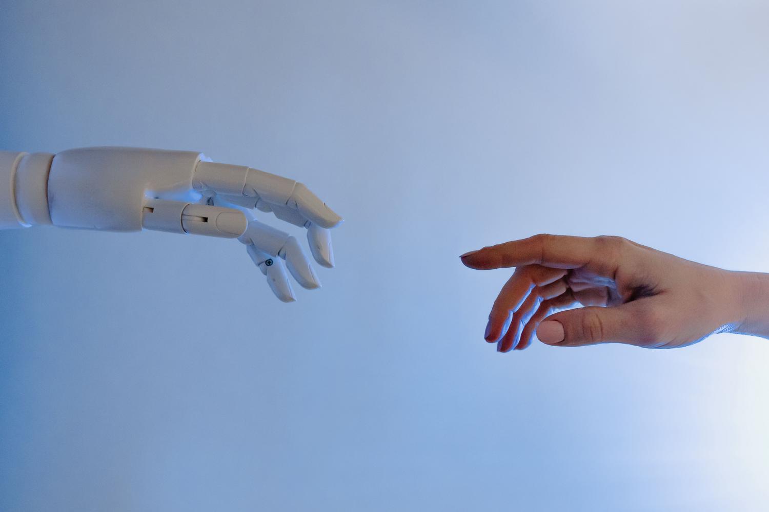 Ajustes de ChatGPT - Personalización y conexión con la IA Representación conceptual de una mano humana y una mano robótica acercándose, simbolizando la personalización y conexión con la IA.