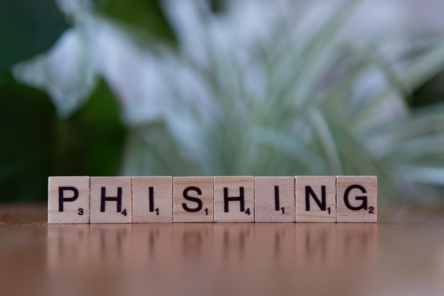 Phishing Letras de madera formando la palabra 'Phishing', ilustrando las amenazas de ingeniería social y el engaño digital.