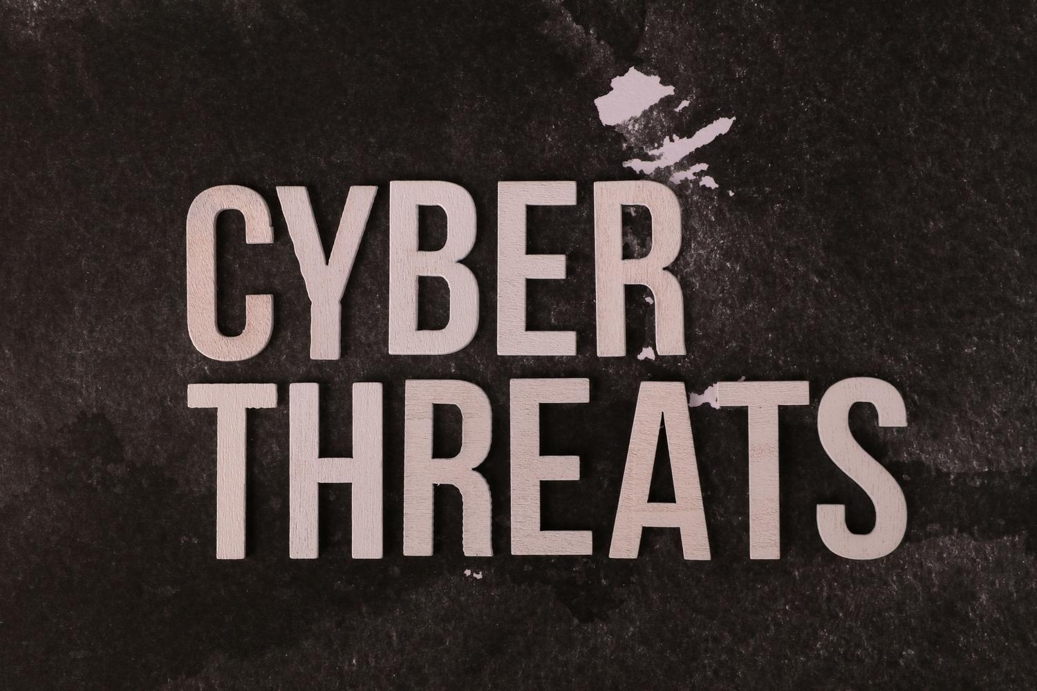 Amenazas digitales Texto 'Cyber Threats' sobre fondo texturizado, enfatizando la realidad de las amenazas digitales y la necesidad de vigilancia constante.