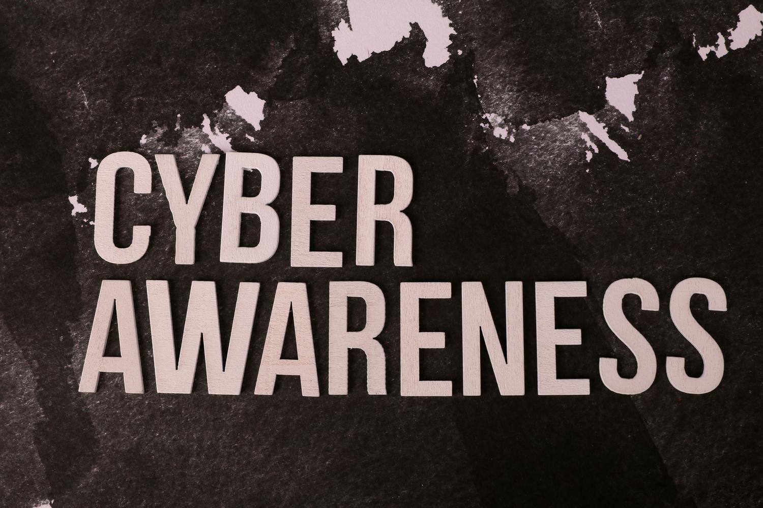 Concienciación en ciberseguridad Texto 'Cyber Awareness' sobre fondo oscuro, representando el concepto global de concienciación en ciberseguridad.