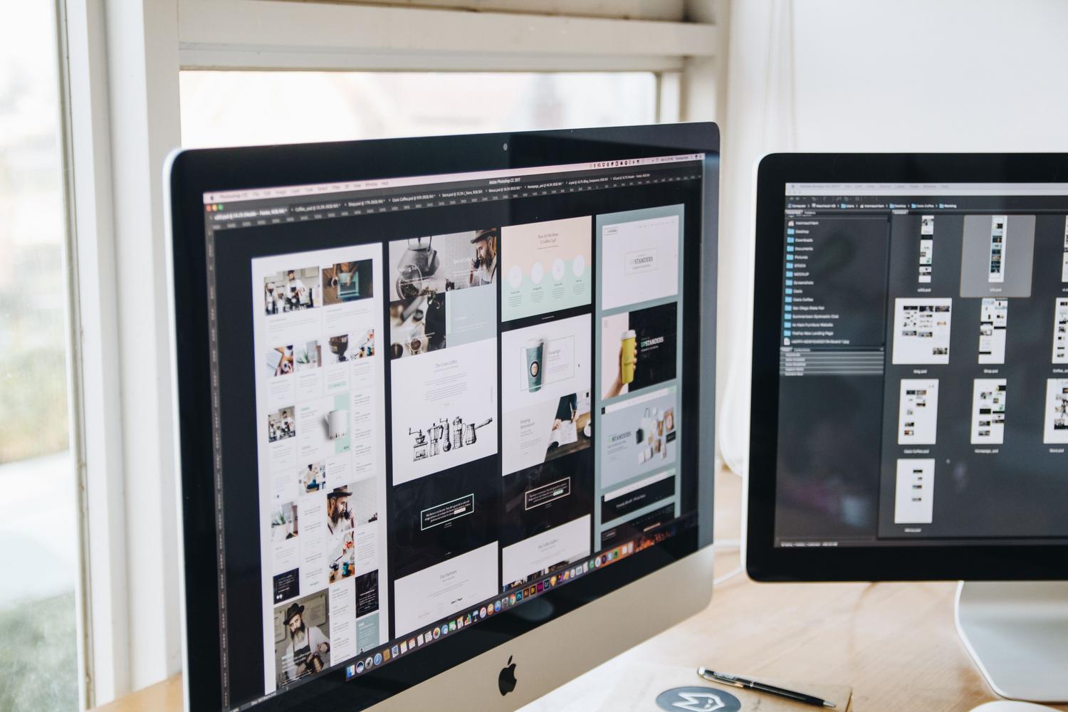 Escritorio de oficina profesional con monitores duales mostrando software de diseño, útil para la sección de calibración de color. Escritorio de oficina profesional con monitores duales mostrando software de diseño, útil para la sección de calibración de color.