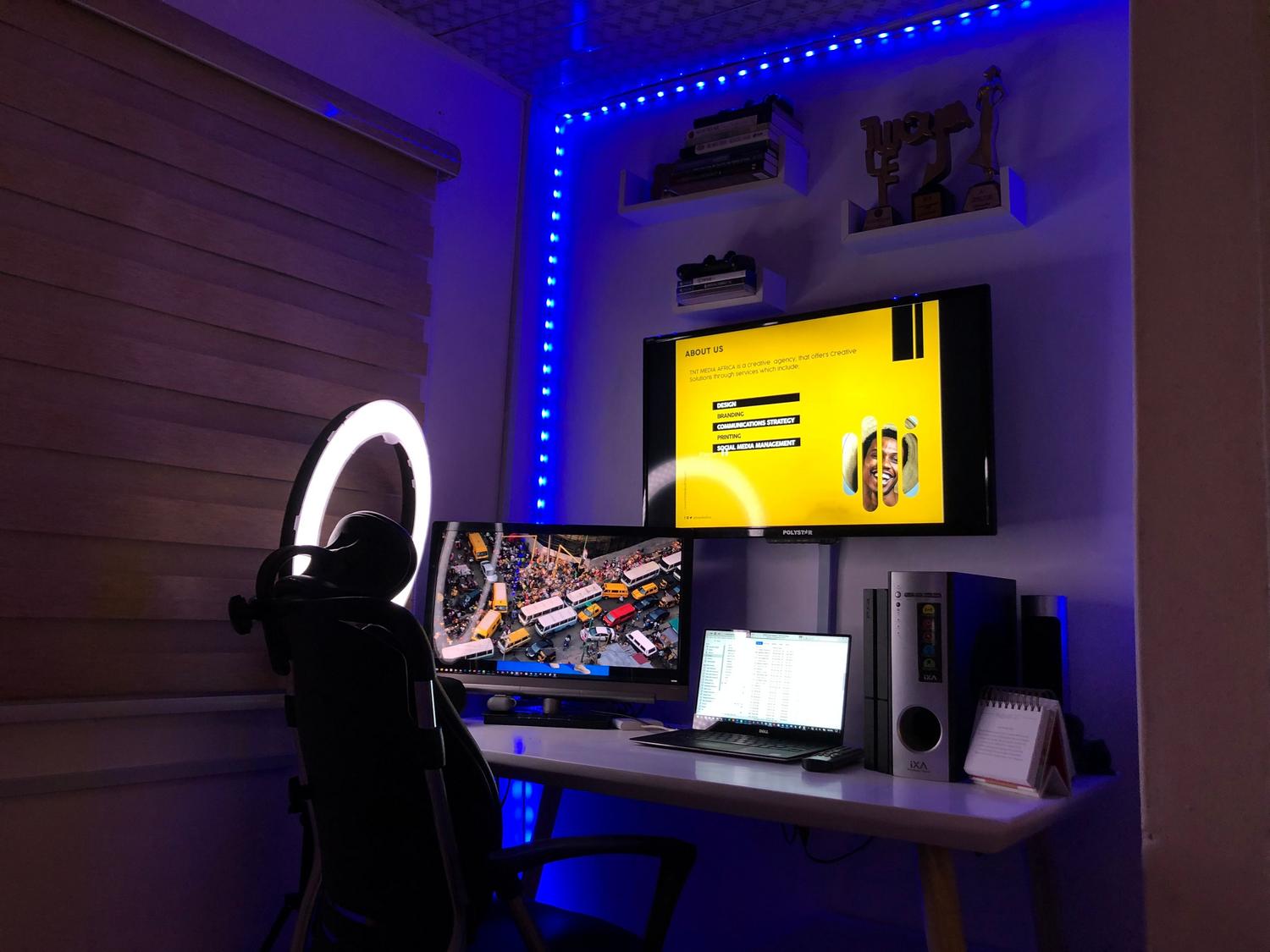 Configuración de oficina en casa con monitores duales e iluminación ambiental, perfecta para hablar de salud visual y productividad. Configuración de oficina en casa con monitores duales e iluminación ambiental, perfecta para hablar de salud visual y productividad.