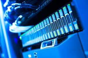 Vista detallada de un rack de servidores con iluminación azul en un centro de datos, representando la infraestructura de nube de Cloudflare.