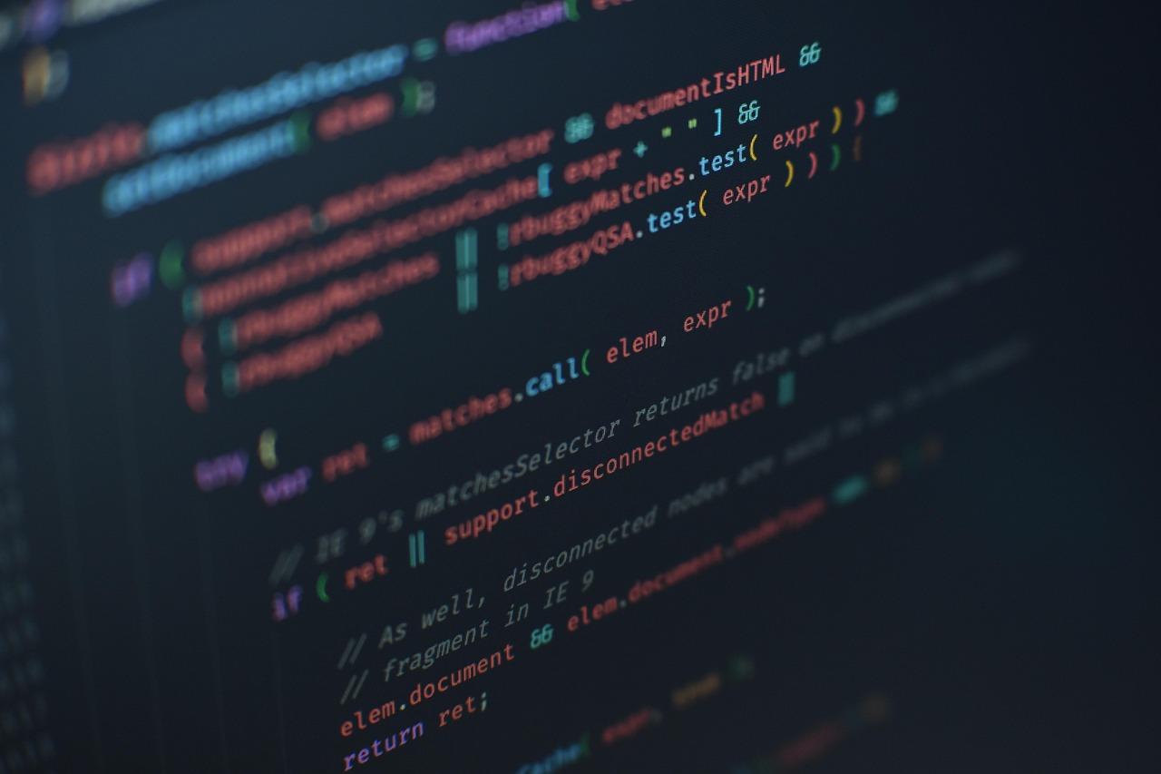 Líneas de código de programación en una pantalla de ordenador en un entorno oscuro, representando el análisis de vulnerabilidades de software. Líneas de código de programación en una pantalla de ordenador en un entorno oscuro, representando el análisis de vulnerabilidades de software.