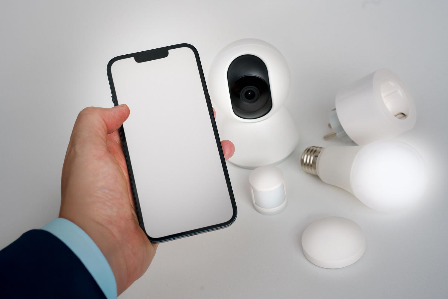 Integración de dispositivos inteligentes controlados a través de un teléfono móvil, representando la monitorización y control de la red. Integración de dispositivos inteligentes controlados a través de un teléfono móvil, representando la monitorización y control de la red.