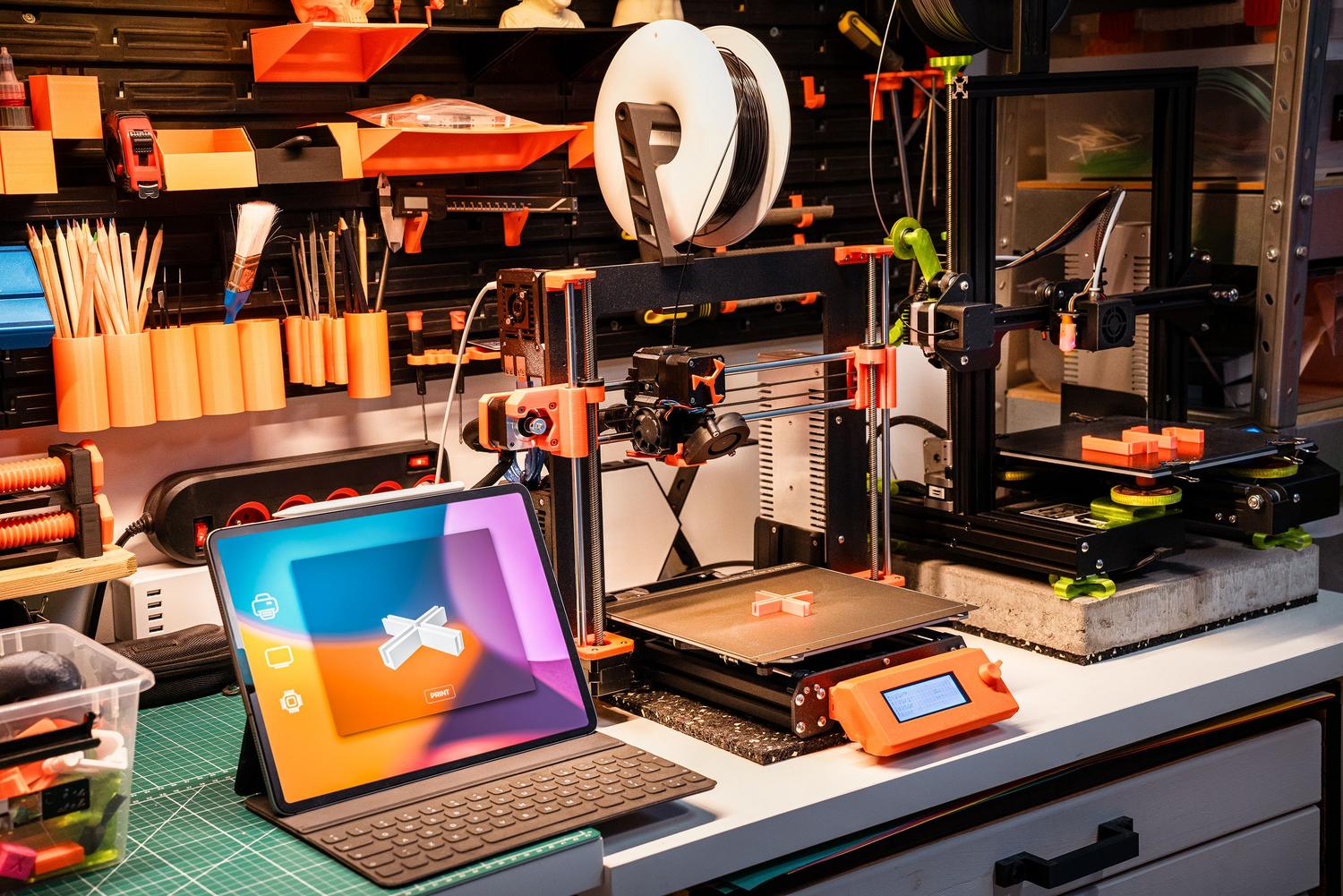 Gestión del flujo de trabajo de impresión 3D mediante dispositivos digitales en un taller moderno. Gestión del flujo de trabajo de impresión 3D mediante dispositivos digitales en un taller moderno.