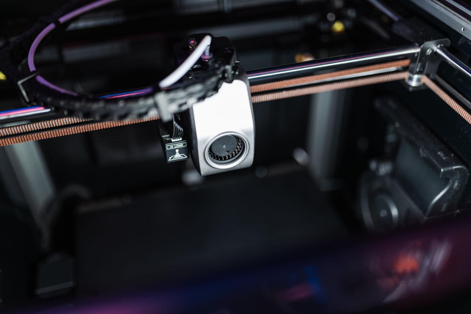 Detalle de los componentes mecánicos y la precisión de una impresora 3D de alta gama. Detalle de los componentes mecánicos y la precisión de una impresora 3D de alta gama.