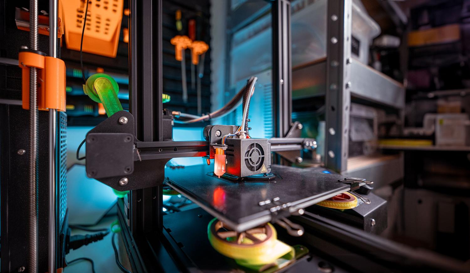 Impresora 3D de gran formato trabajando en un taller profesional, ideal para prototipos técnicos. Impresora 3D de gran formato trabajando en un taller profesional, ideal para prototipos técnicos.
