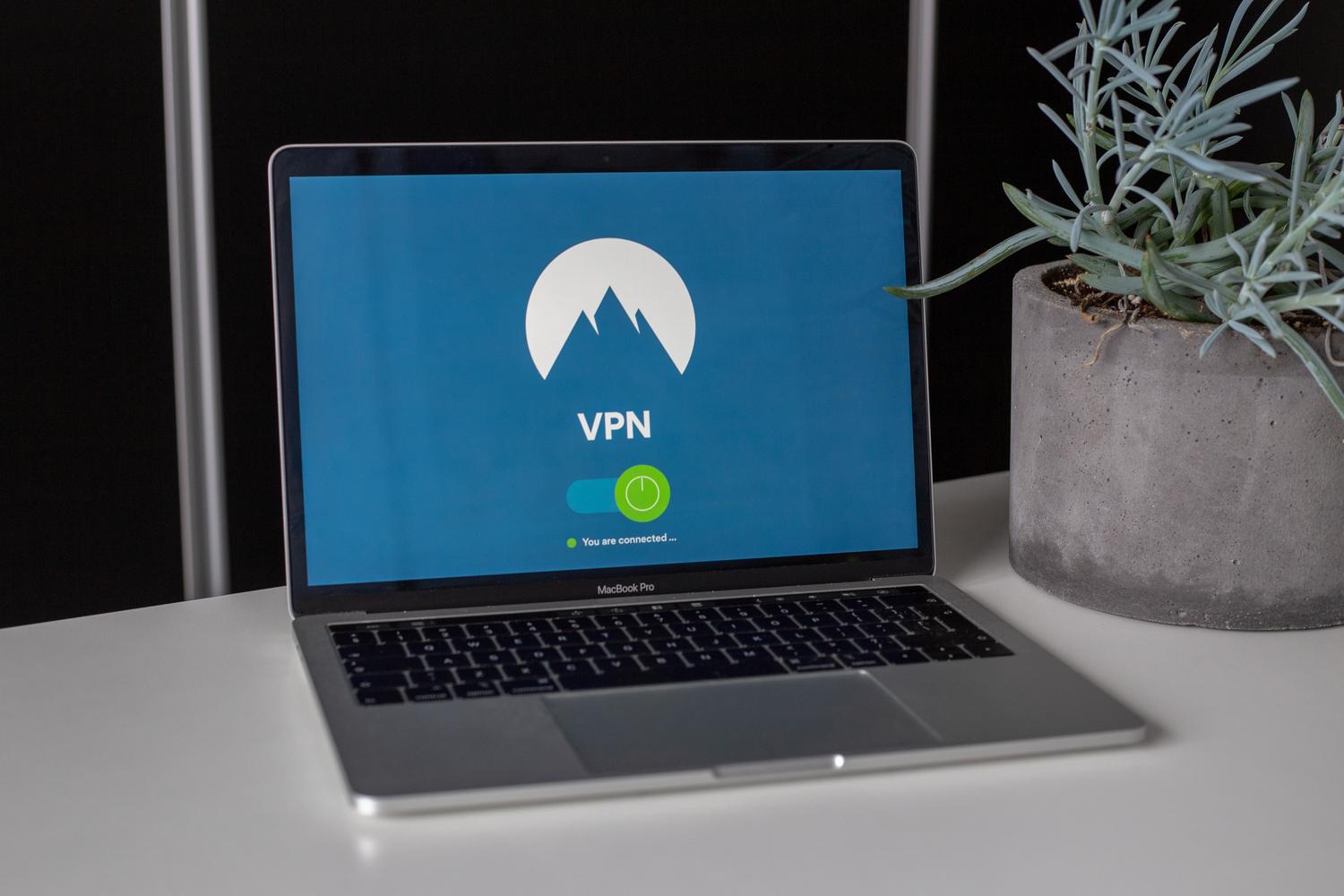 Portátil con una interfaz de conexión VPN activa en un escritorio moderno, simbolizando la privacidad y el cifrado de los datos en tránsito. Portátil con una interfaz de conexión VPN activa en un escritorio moderno, simbolizando la privacidad y el cifrado de los datos en tránsito.
